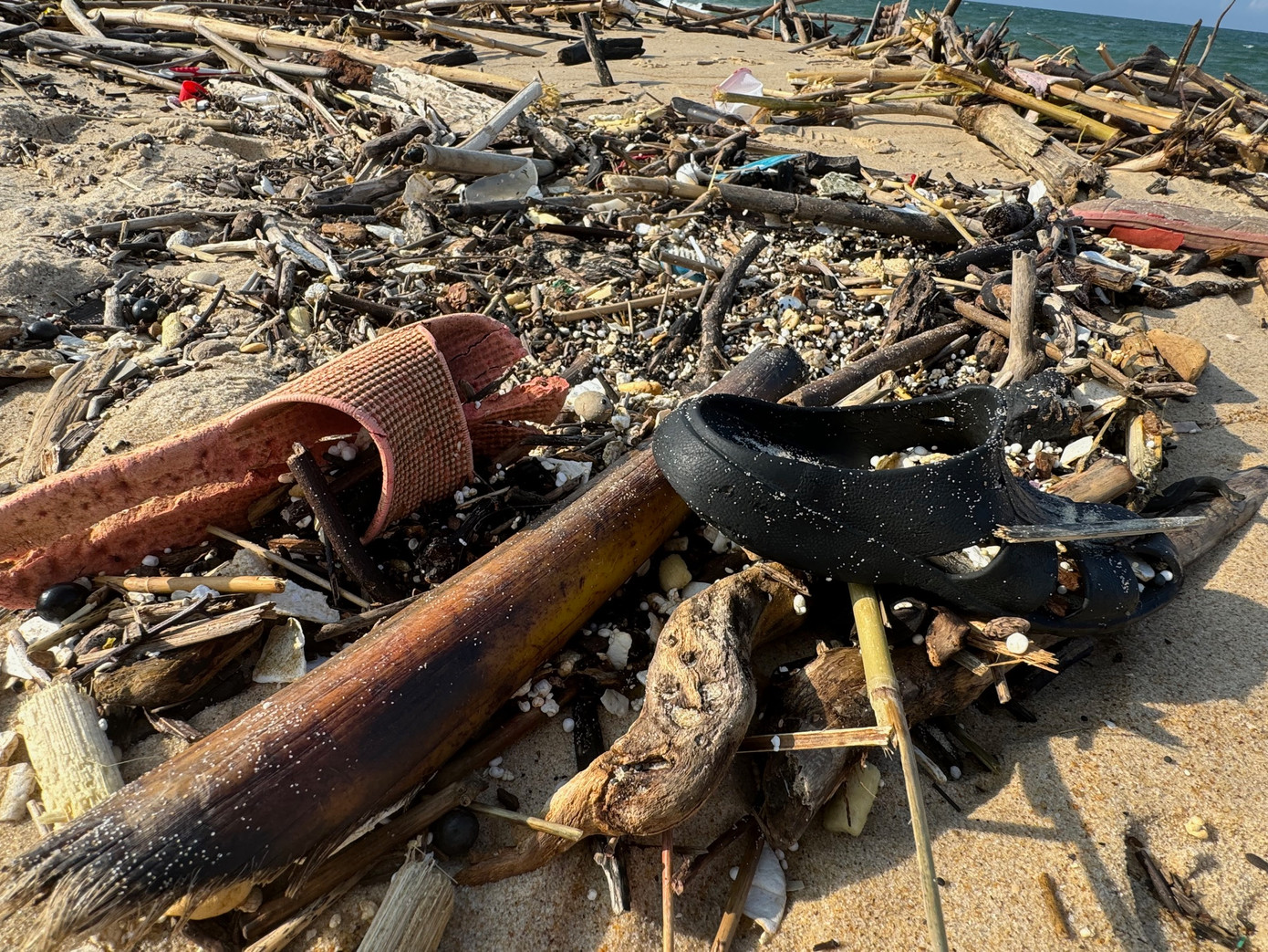 Rác dạt vào dày đặc dọc bờ biển Bảo Ninh. Rác dạt vào dày đặc dọc bờ biển Bảo Ninh.