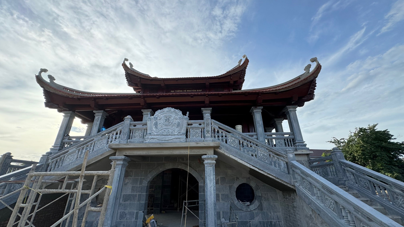 Tầng trệt có chức năng là nơi tiếp đón cán bộ, nhân dân và du khách du lịch đến thăm viếng tưởng niệm Đại tướng, trước khi tiếp tục lên tầng 2, khu vực hành lễ.