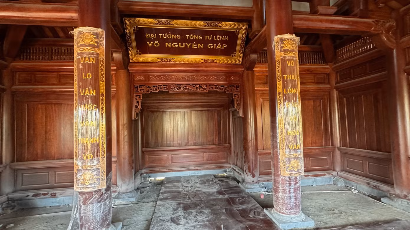 Ở gian giữa ngôi nhà có đôi câu đối: "Văn lo vận nước văn thành võ - Võ thấu lòng dân võ hoá văn" và chính giữa phía trên đề chữ: Đại tướng - Tổng Tư lệnh Võ Nguyên Giáp.