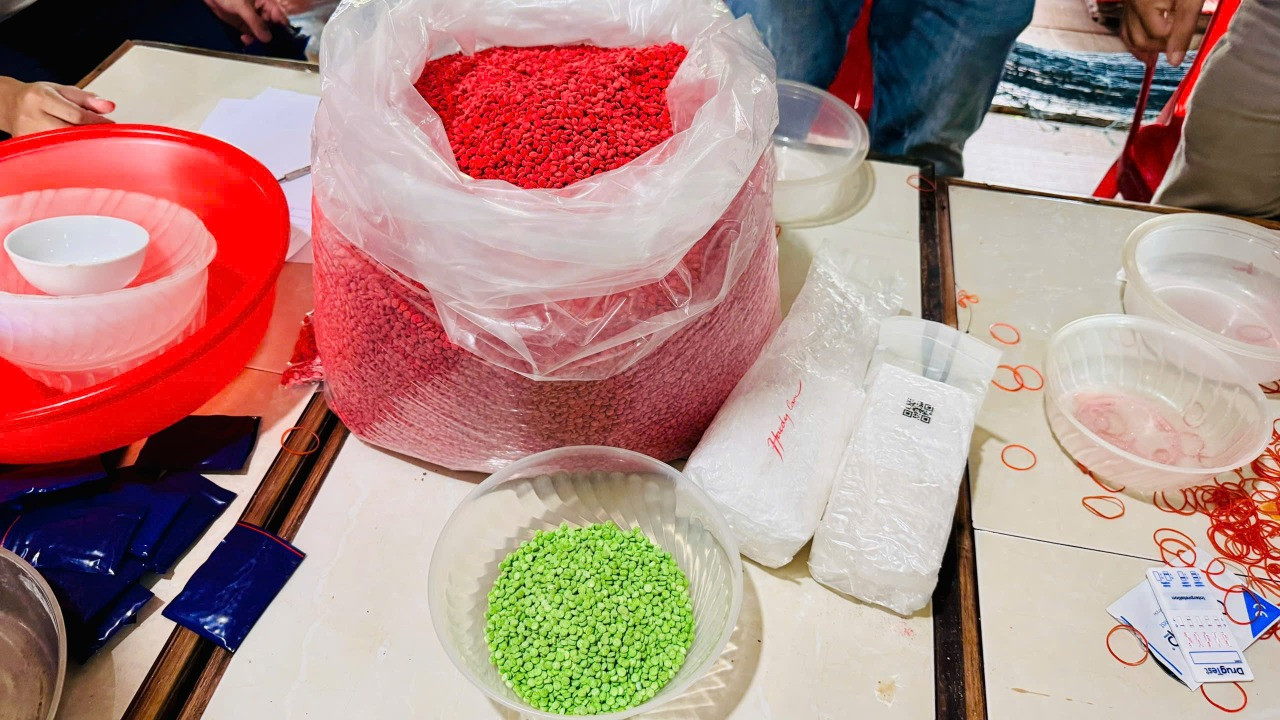 Hai đối tượng Huyên và Mão cùng tang vật vụ án. Hai đối tượng Huyên và Mão cùng tang vật vụ án.