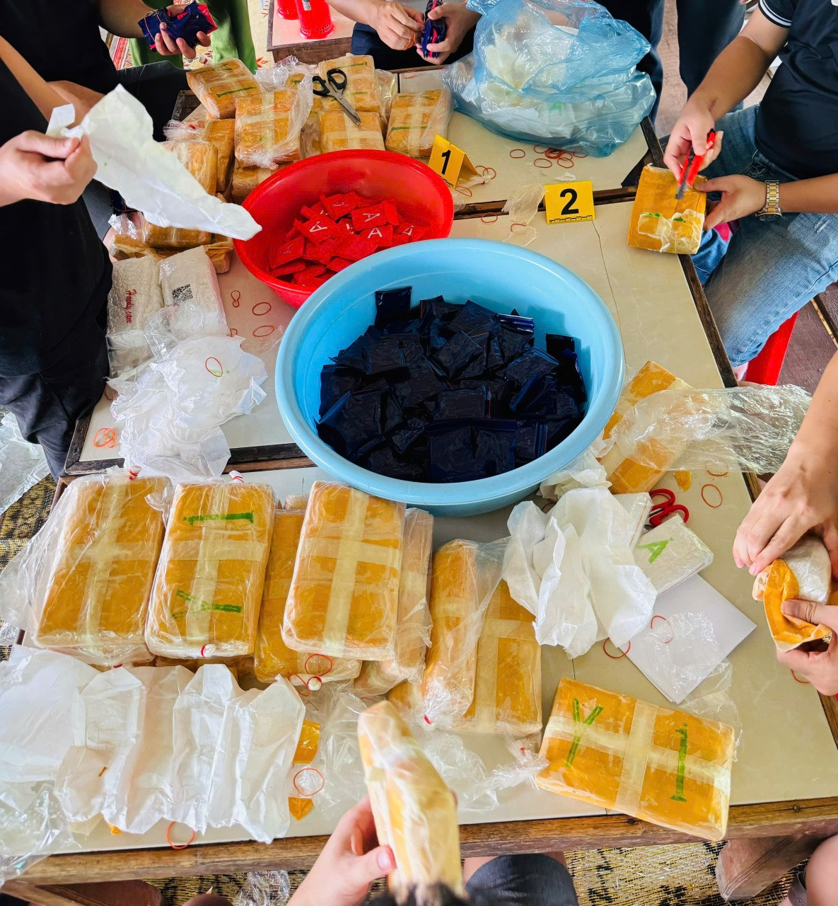 Vũ khí quân dụng các đối tượng dùng để vận chuyển ma tuý. Vũ khí quân dụng các đối tượng dùng để vận chuyển ma tuý.