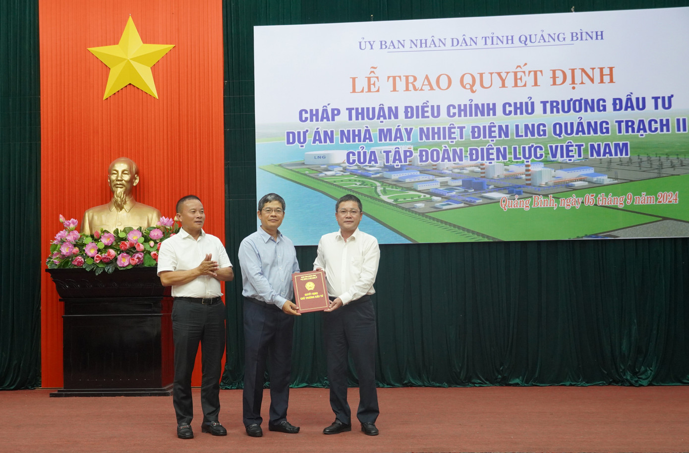 Phó Chủ tịch UBND tỉnh Quảng Bình Phan Phong Phú trao quyết định điều chỉnh dự án cho đại diện lãnh đạo EVN. Phó Chủ tịch UBND tỉnh Quảng Bình Phan Phong Phú trao quyết định điều chỉnh dự án cho đại diện lãnh đạo EVN.