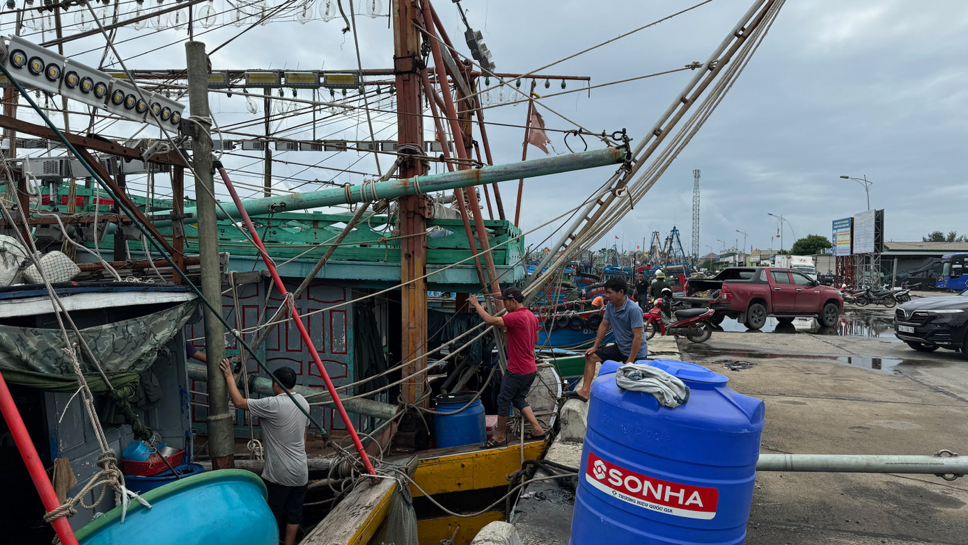 Các tàu tỉnh bạn thường chỉ cử một người ở lại giữ tàu hoặc thuê người địa phương giữ tàu, còn hầu hết thuyền viên được tranh thủ về thăm nhà. Hai chiếc xe khách đang đợi đón các thuyền viên từ tàu cá lên để chở họ về nhà.