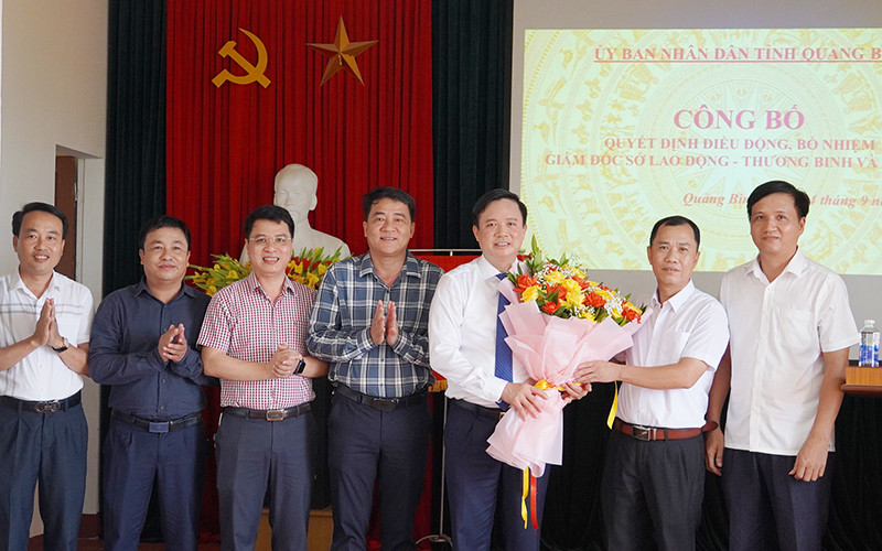 Lãnh đạo ngành LĐTB&XH Quảng Bình tặng hoa chúc mừng ông Phạm Tiến Nam. Lãnh đạo ngành LĐTB&XH Quảng Bình tặng hoa chúc mừng ông Phạm Tiến Nam.