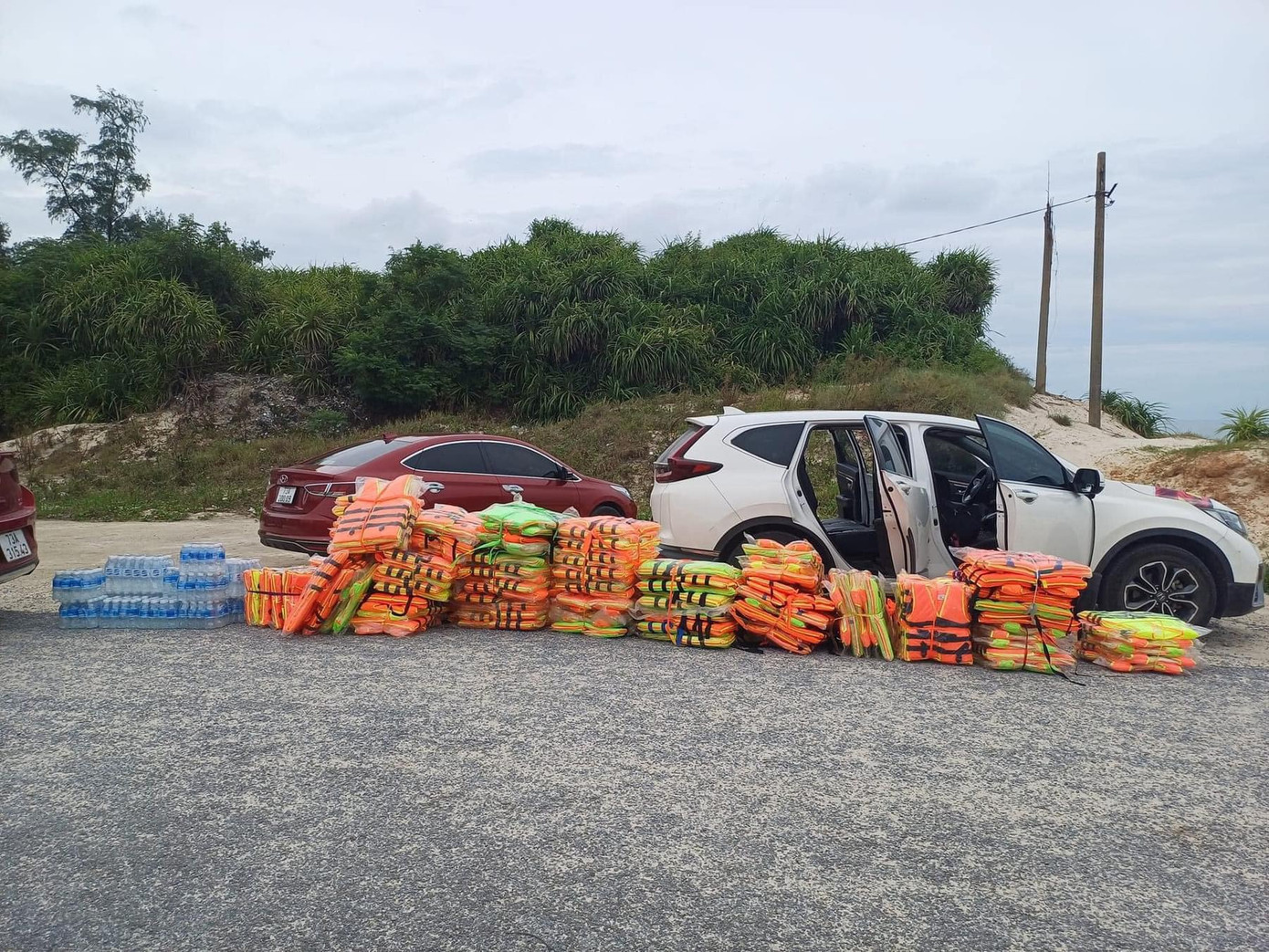 Đúng 15 giờ hôm nay, nhóm của anh Hùng đã lên đường, dự kiến rạng sáng mai có mặt tại Thái Nguyên. Ảnh Truyền hình Lệ Thuỷ.