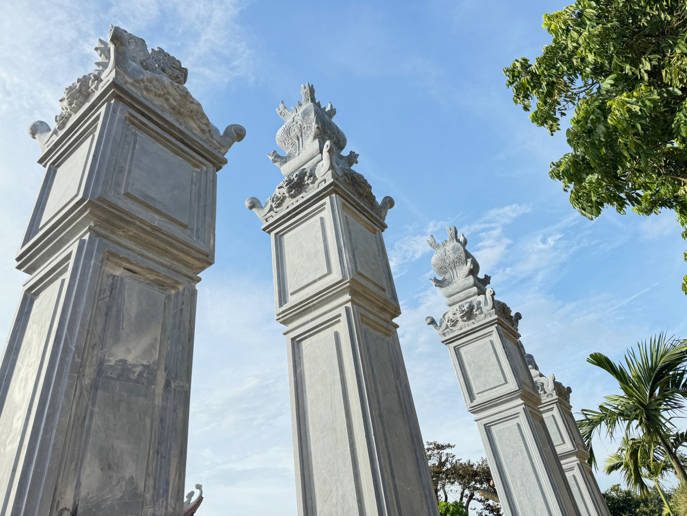 Toàn bộ công trình được ốp đá tự nhiên.