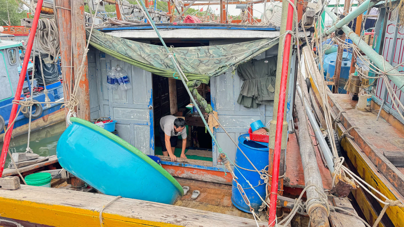 Tại âu thuyền cửa Gianh thuộc xã Thanh Trạch (Bố Trạch) hàng trăm tàu cá đã được hướng dẫn vào neo đậu ở vị trí an toàn. Đây là âu thuyền lớn nhất tỉnh Quảng Bình, không chỉ là nơi tránh trú bão cho tàu thuyền trong tỉnh Quảng Bình, còn có các tỉnh bạn đánh bắt trên vùng biển Quảng Bình.