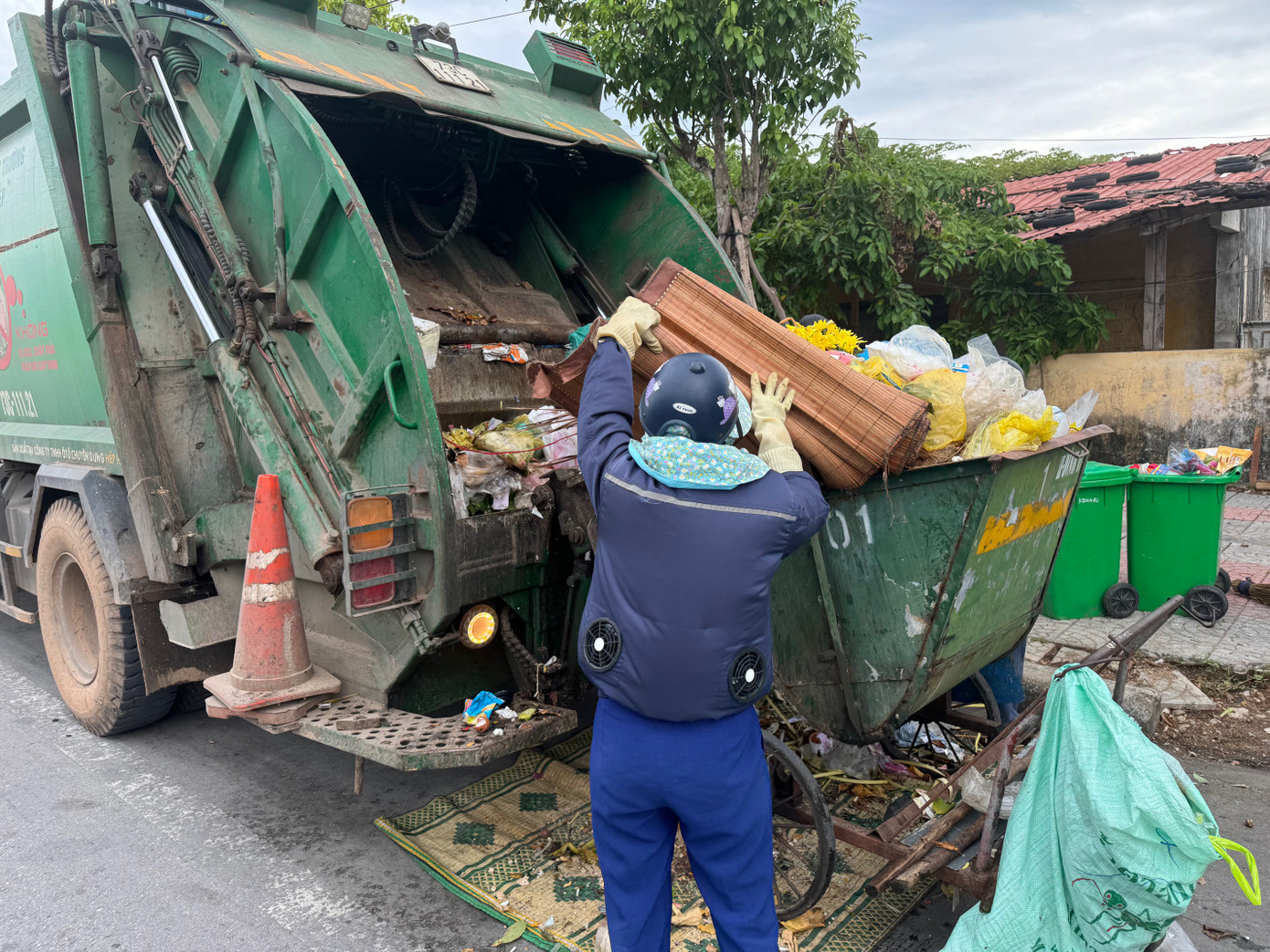 Phòng học gần nhất cách điểm trung chuyển rác này khoảng chừng mươi mét.