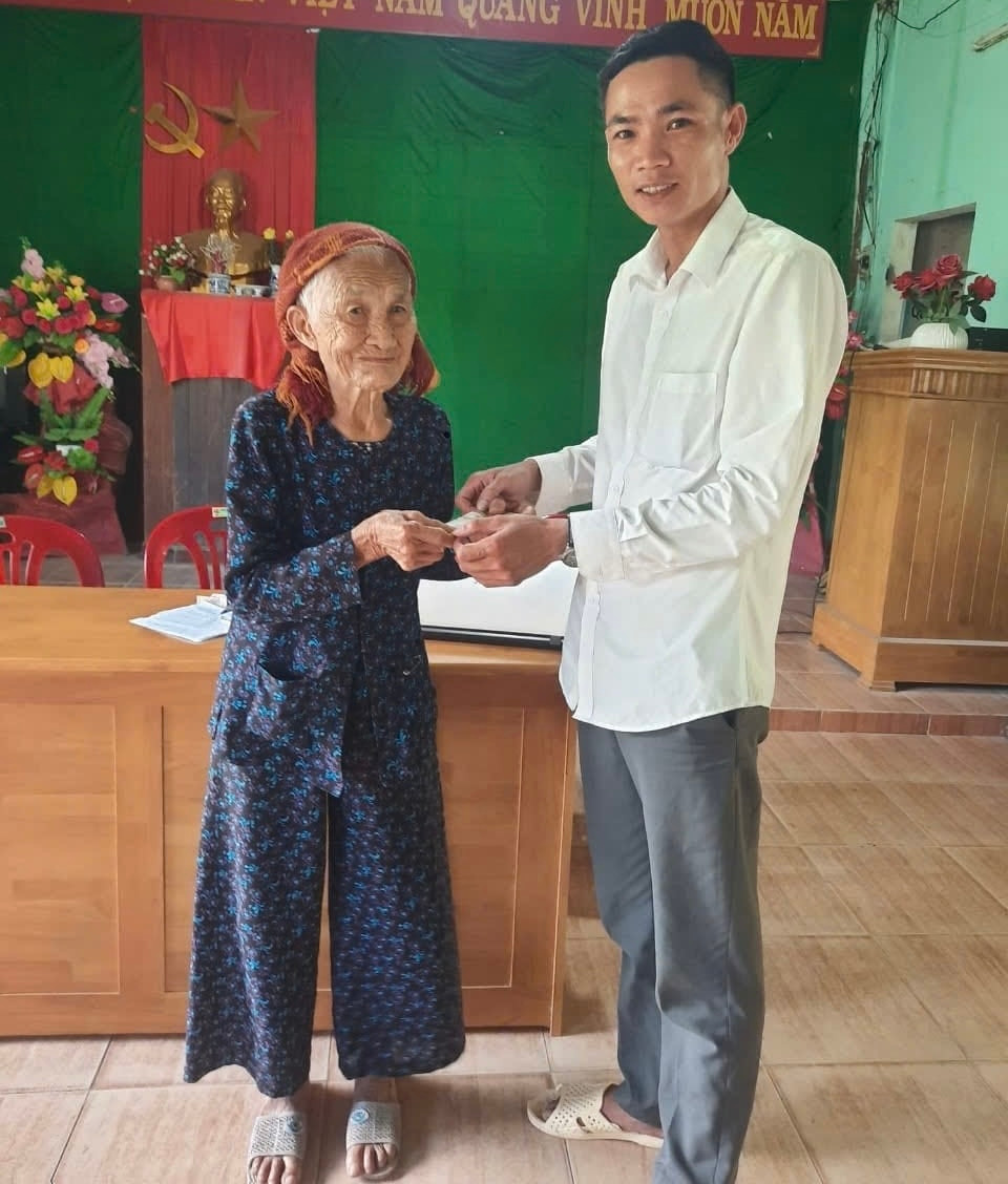 Dù tuổi cao, sức yếu, gia đình hoàn cảnh khó khăn nhưng cụ Miêu vẫn trực tiếp đến nhà văn hoá ủng hộ tiền cứu trợ đồng bào miền Bắc. Dù tuổi cao, sức yếu, gia đình hoàn cảnh khó khăn nhưng cụ Miêu vẫn trực tiếp đến nhà văn hoá ủng hộ tiền cứu trợ đồng bào miền Bắc.