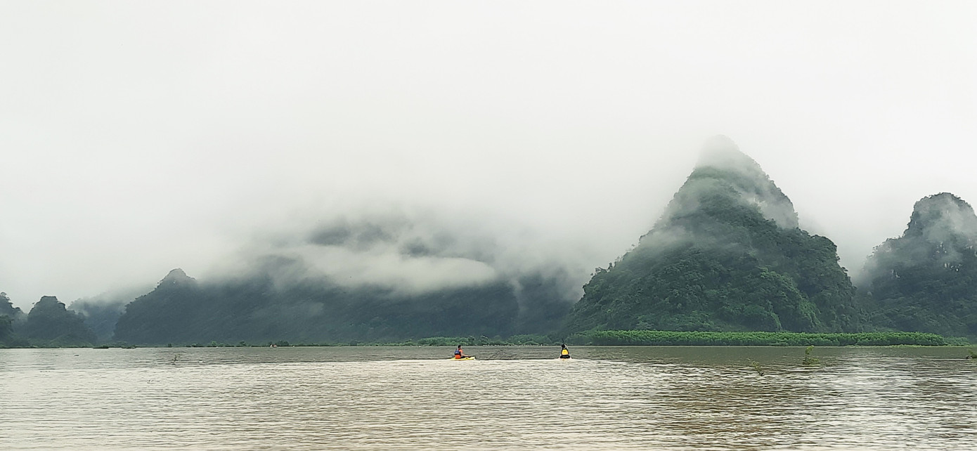 Ngày nay, người dân Tân Hoá thoả thích ngắm quê hương mình đẹp như tranh vẽ trong nước lũ. Nhiều người từng đến đây trong mùa nước lũ đã ví "Tân Hoá là một Hạ Long thu nhỏ".