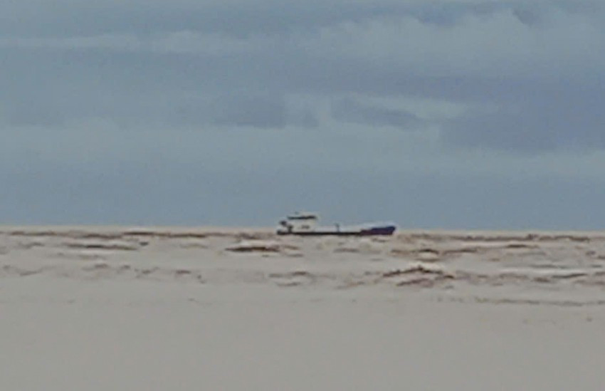 Con tàu cùng 6 thuyền viên đang mắc cạn phía ngoài cửa Gianh chờ được cứu hộ.