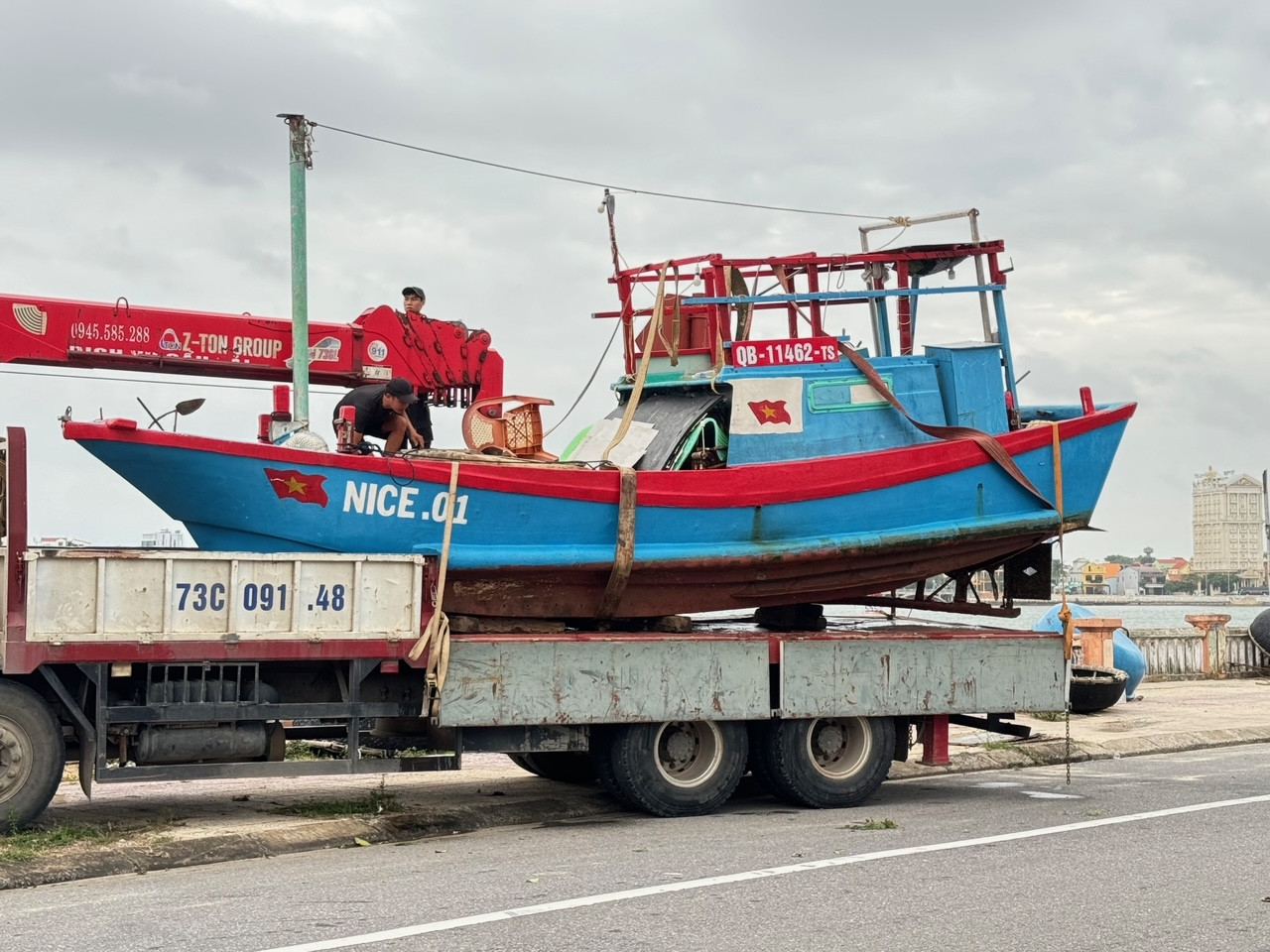 Ông Văn nói, cẩu tàu lên bờ là cách tránh bão tuyệt đối an toàn.