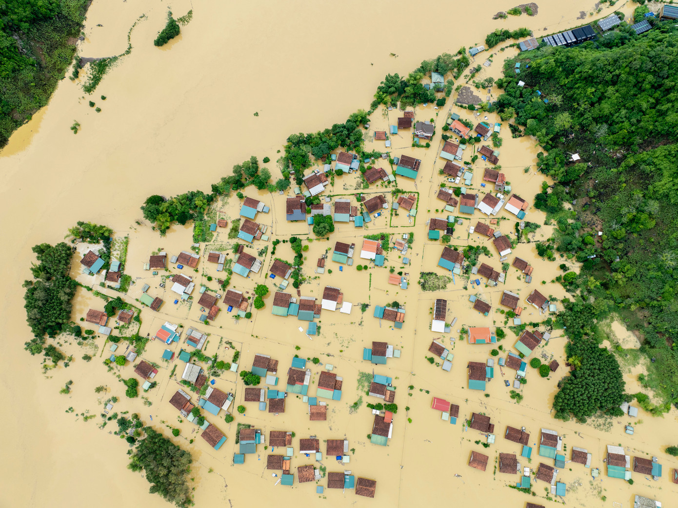 "Người dân Tân Hóa không còn cảm giác hoảng sợ khi lũ về, mà thay vào đó, họ cảm thấy lũ lụt là điều bình thường, thậm chí còn vui vẻ chào đón lũ. Nhiều hộ gia đình dùng nhà pháo làm Homestay kinh doanh được cả du lịch trong lũ" - ông Trương Thanh Duẫn - Chủ tịch UBND xã Tân Hoá - chia sẻ.