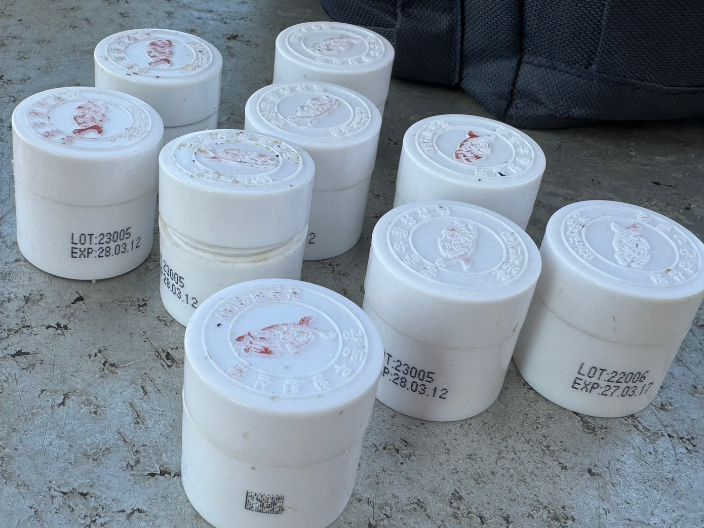 Ông Tư khoe là mình cũng nhặt được rất nhiều hộp thuốc An cung ngưu hoàng hoàn. Ông Tư khoe là mình cũng nhặt được rất nhiều hộp thuốc An cung ngưu hoàng hoàn.