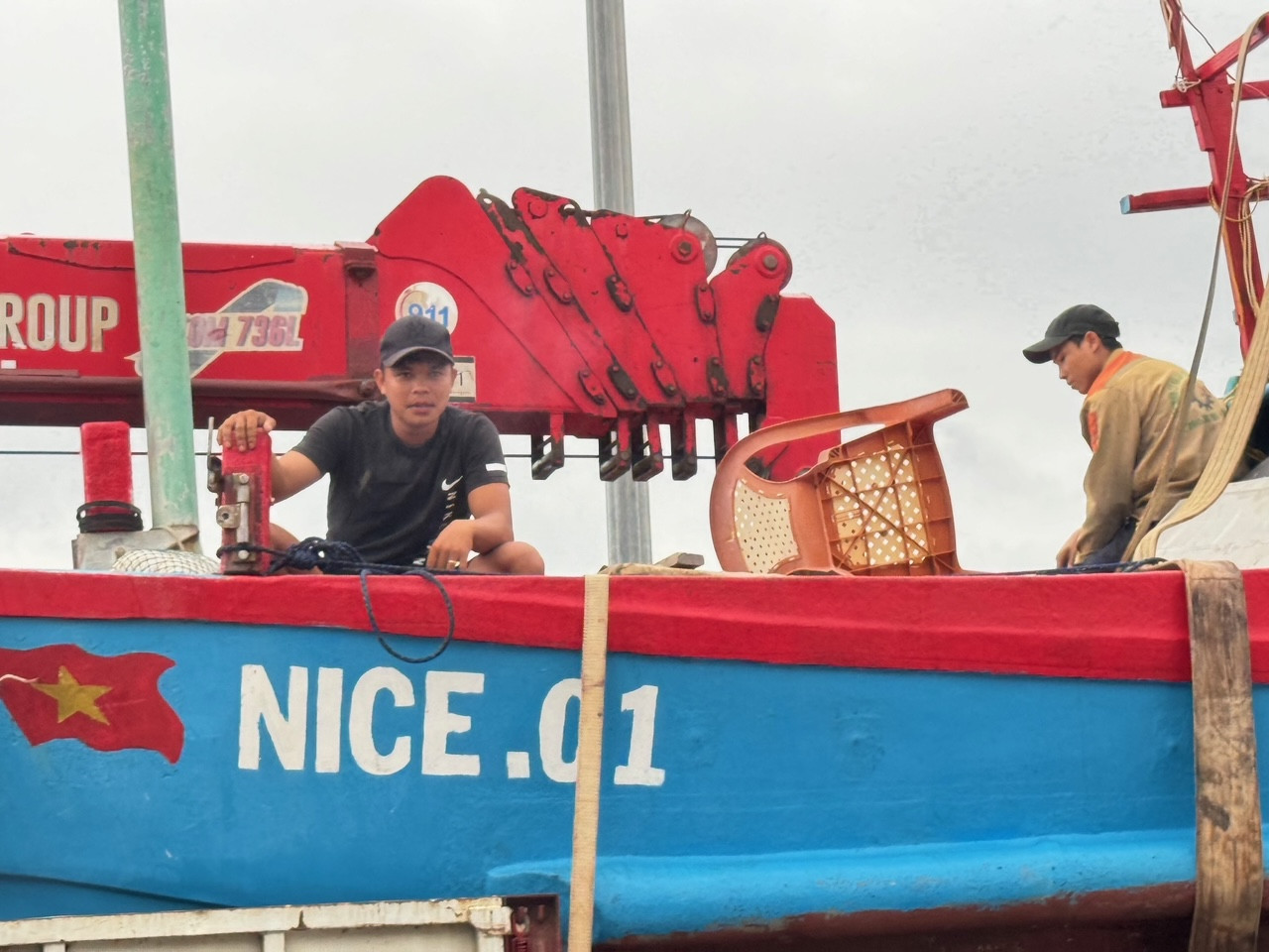 Nhiều ngư dân quyết định cẩu tàu lên bờ để tránh bão số 4.