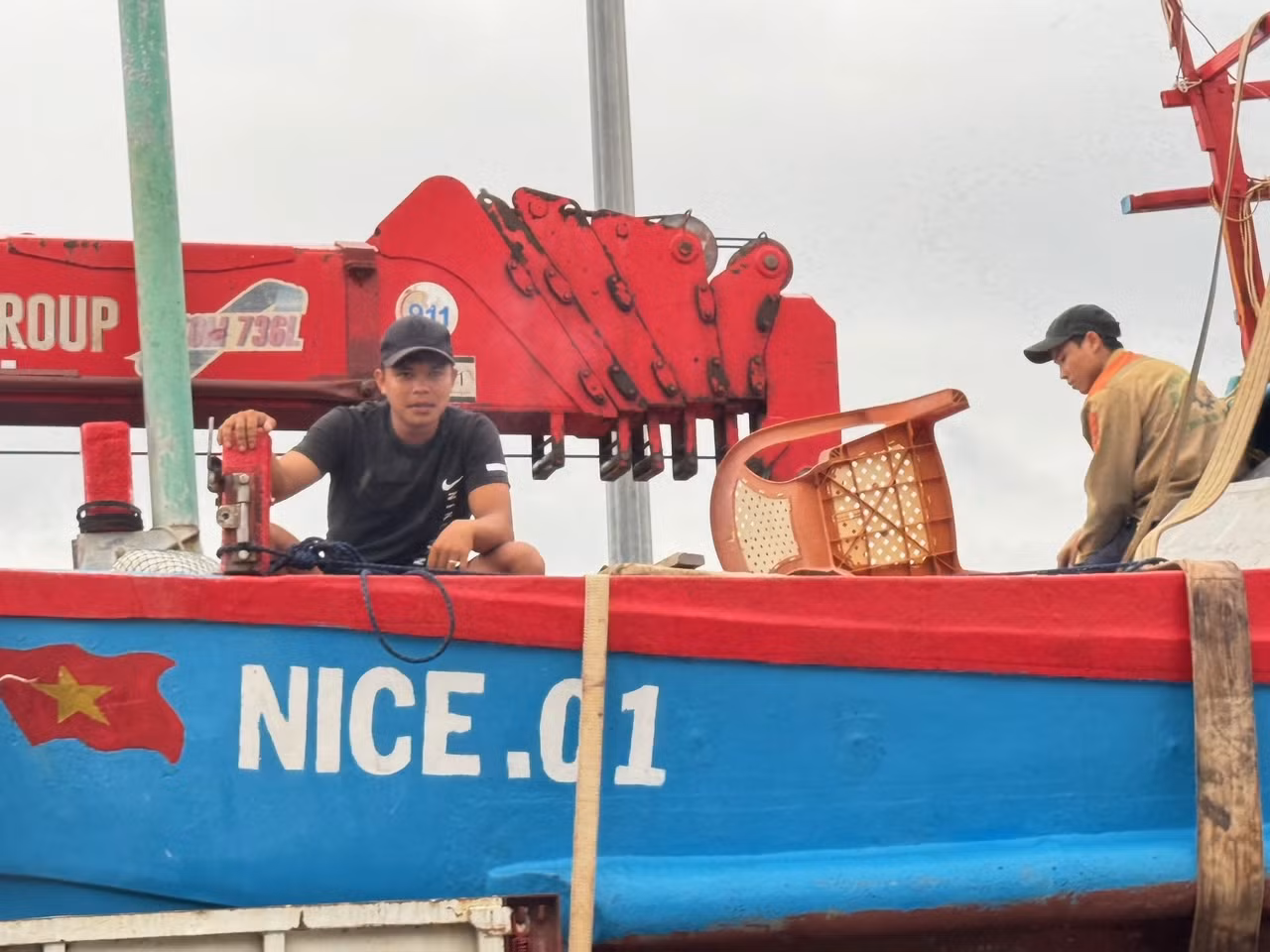 Nhiều ngư dân quyết định cẩu tàu lên bờ để tránh bão số 4.