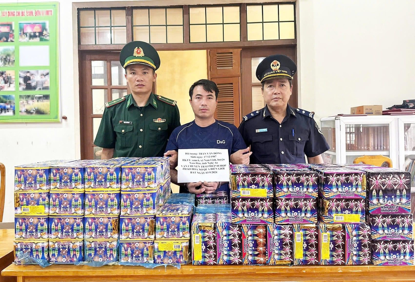 Đối tượng Đông và tang vật thu giữ được.