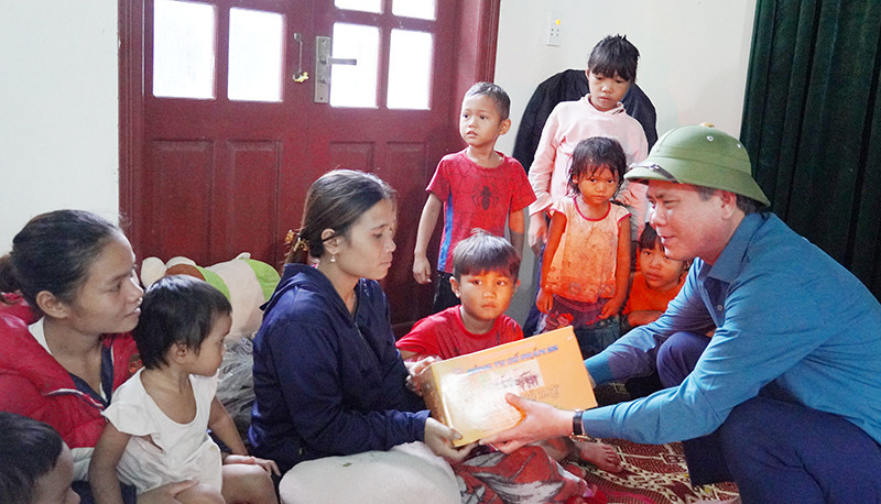 Ông Trần Thắng tặng quà, thăm hỏi, động viên người dân di dời ở bản Mít (xã Kim Thuỷ). Ông Trần Thắng tặng quà, thăm hỏi, động viên người dân di dời ở bản Mít (xã Kim Thuỷ).