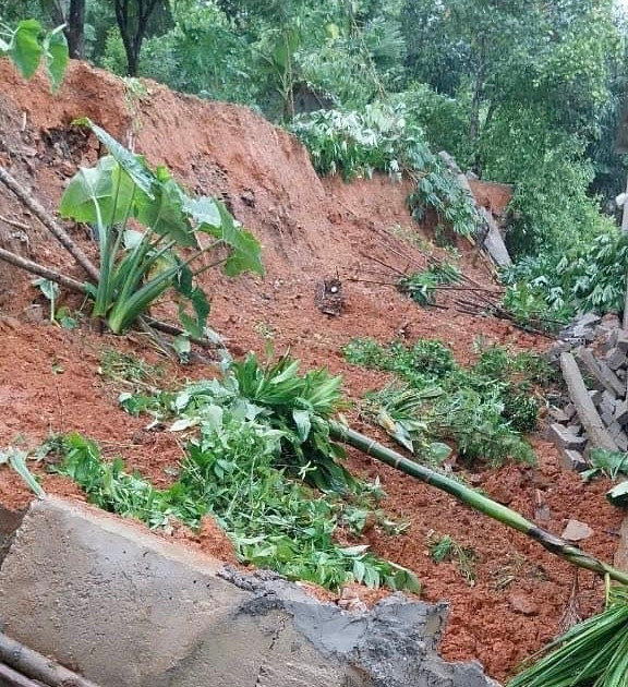 Vụ sạt lở núi ở thôn Tân Lý, xã Minh Hóa làm một nhà dân hư hỏng nặng.