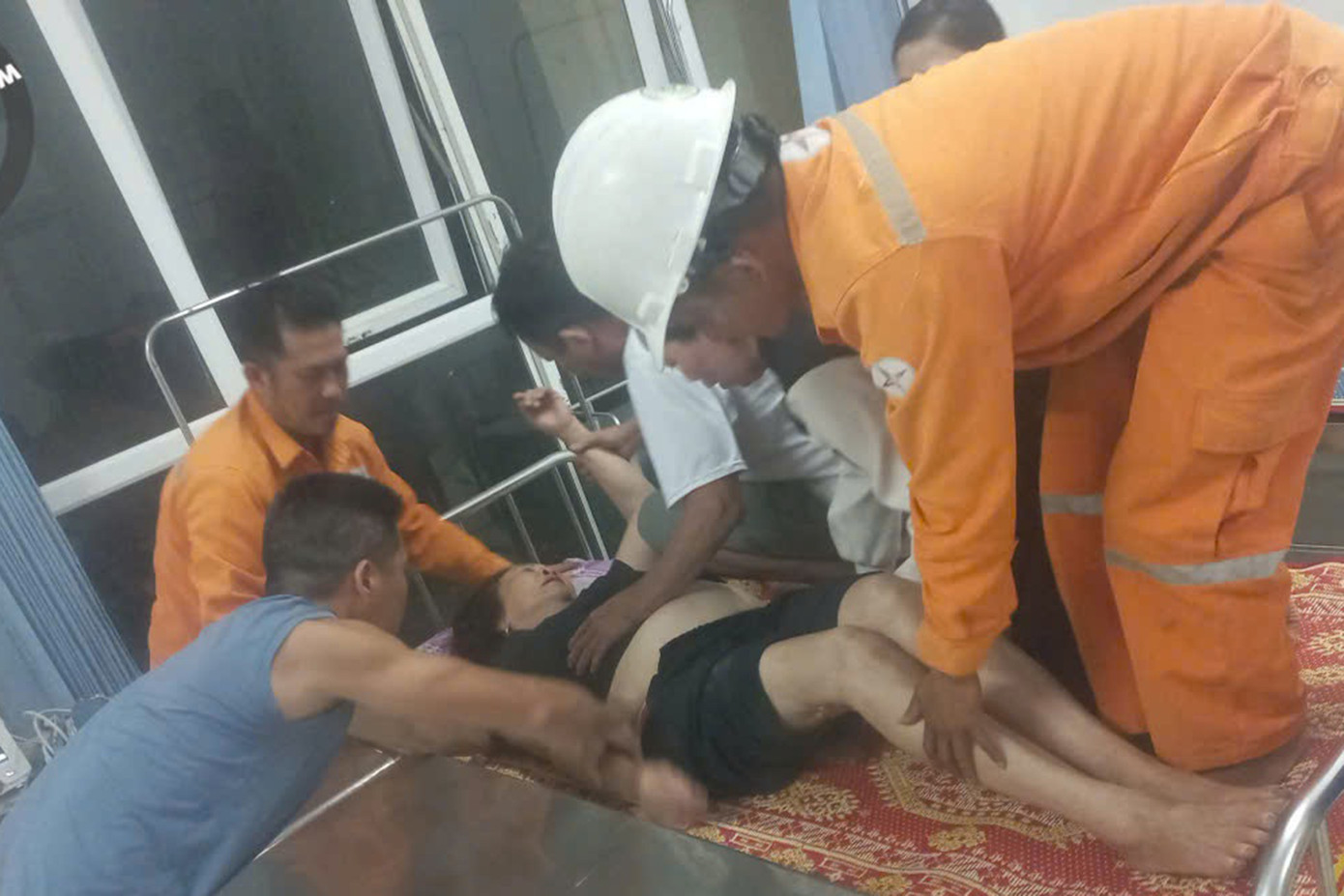 Bà Chiến may mắn được nhóm công nhân điện lực cứu sống.