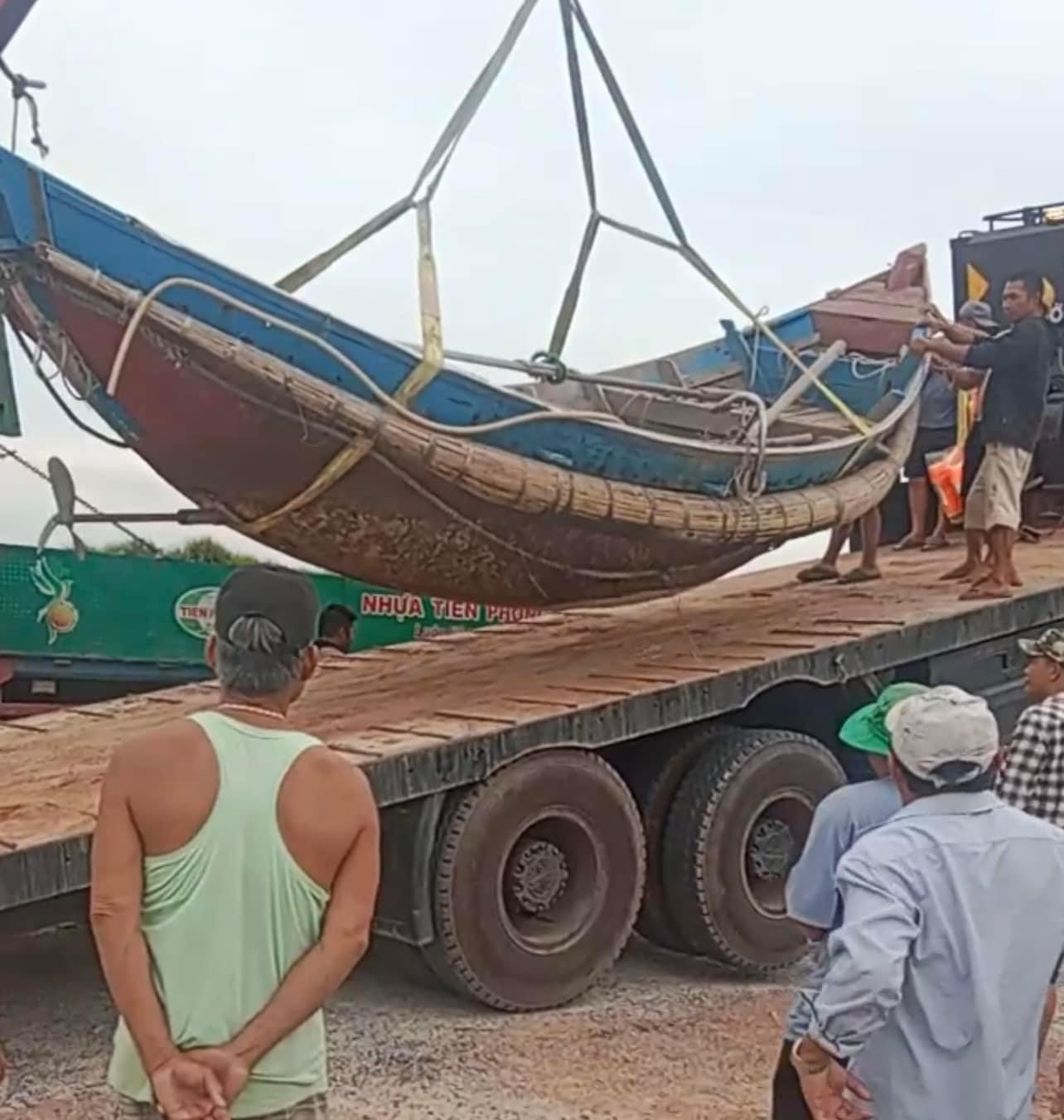 Mặc dù đang mùa đánh bắt nhưng những ngư dân đã tự nguyện cẩu thuyền lên xe để ra Bắc cứu hộ. Ảnh Truyền hình Lệ Thuỷ.