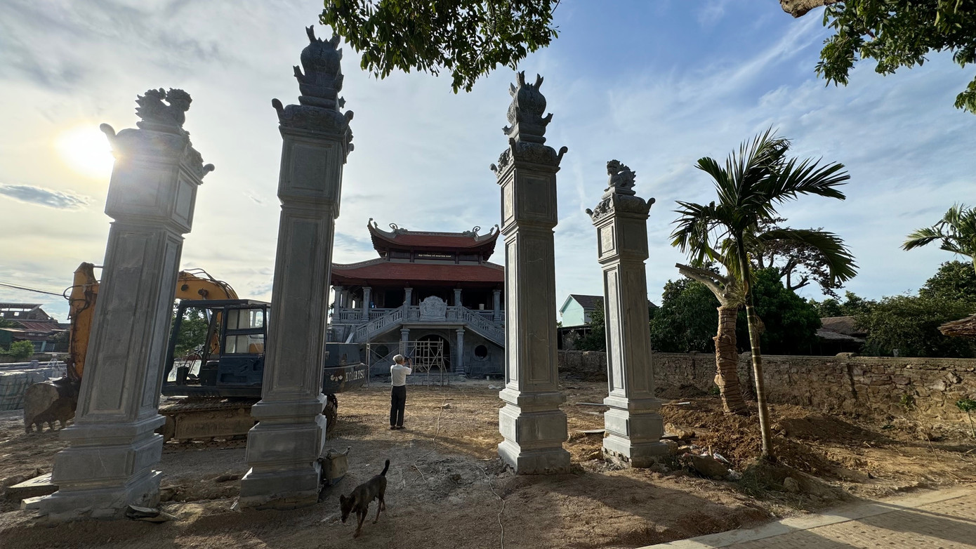 Toàn bộ công trình được ốp đá tự nhiên.