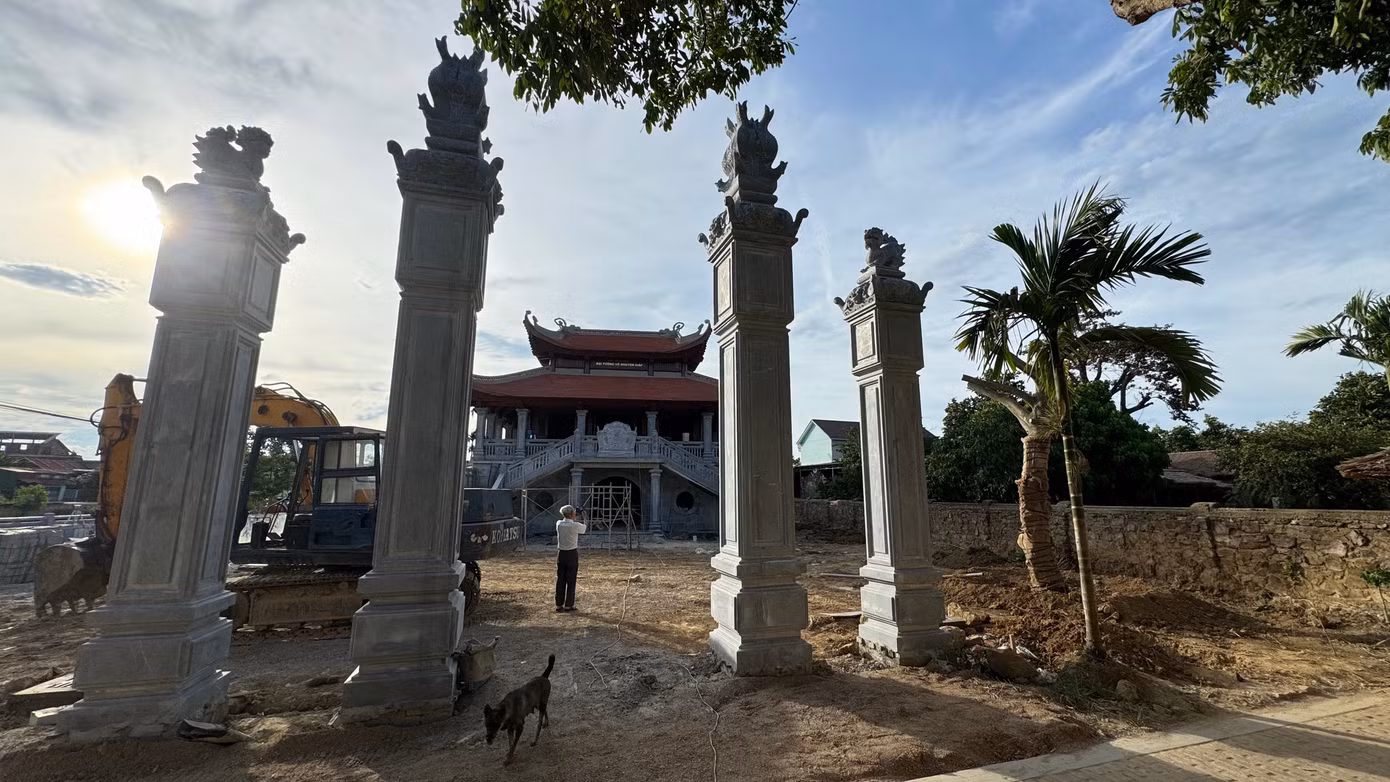 Toàn bộ công trình được ốp đá tự nhiên.