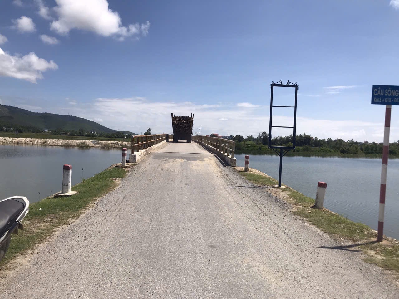 Mặc dù cầu yếu nhưng xe tải nặng vẫn thường xuyên qua lại trên cầu. Mặc dù cầu yếu nhưng xe tải nặng vẫn thường xuyên qua lại trên cầu.