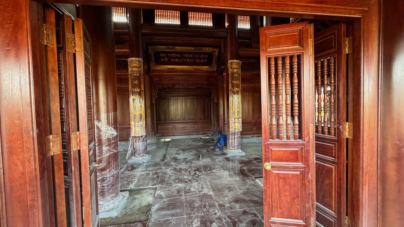 Tầng 2 là kết cấu nhà gỗ truyền thống 3 gian. Tổng diện tích sàn 252m2, trong đó diện tích sử dụng hơn 194m2 gồm một số không gian như: Không gian thờ cúng, hành lễ, kho, phòng đăng hương, hành lang.