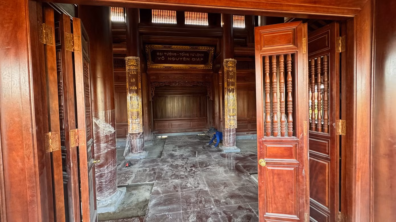 Tầng 2 là kết cấu nhà gỗ truyền thống 3 gian. Tổng diện tích sàn 252m2, trong đó diện tích sử dụng hơn 194m2 gồm một số không gian như: Không gian thờ cúng, hành lễ, kho, phòng đăng hương, hành lang.