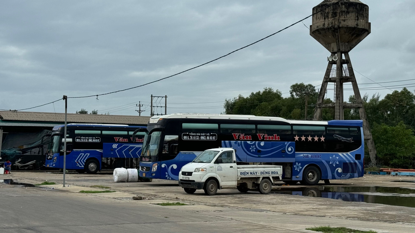 Các tàu tỉnh bạn thường chỉ cử một người ở lại giữ tàu hoặc thuê người địa phương giữ tàu, còn hầu hết thuyền viên được tranh thủ về thăm nhà. Hai chiếc xe khách đang đợi đón các thuyền viên từ tàu cá lên để chở họ về nhà.
