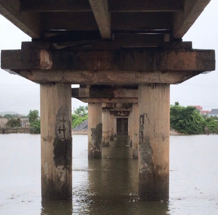 Các trụ cầu bị bong tróc bung cả sắt thép ra ngoài. Các trụ cầu bị bong tróc bung cả sắt thép ra ngoài.