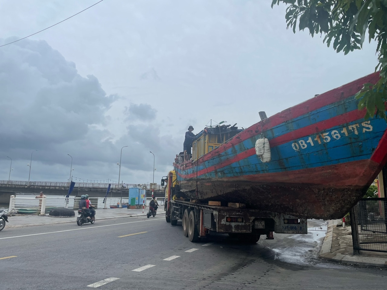 Trong lúc đó, ở xã Bảo Ninh, TP. Đồng Hới, để chắc ăn, nhiều chủ tàu đã thuê phương tiện cẩu tàu lên bờ đưa về nhà. Theo ngư dân Bảo Ninh, đây là phương án an toàn tuyệt đối để đối phó với bão. Dự kiến, đến 18h, hầu hết tàu thuyền đánh bắt trên biển của Quảng Bình sẽ về nơi tránh trú an toàn.