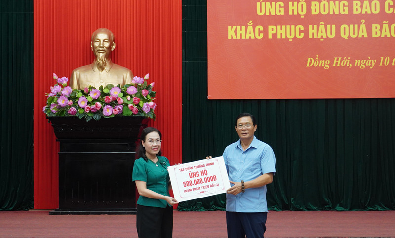 Đại diện Tập đoàn Trường Thịnh ủng hộ 500 triệu đồng. Đại diện Tập đoàn Trường Thịnh ủng hộ 500 triệu đồng.