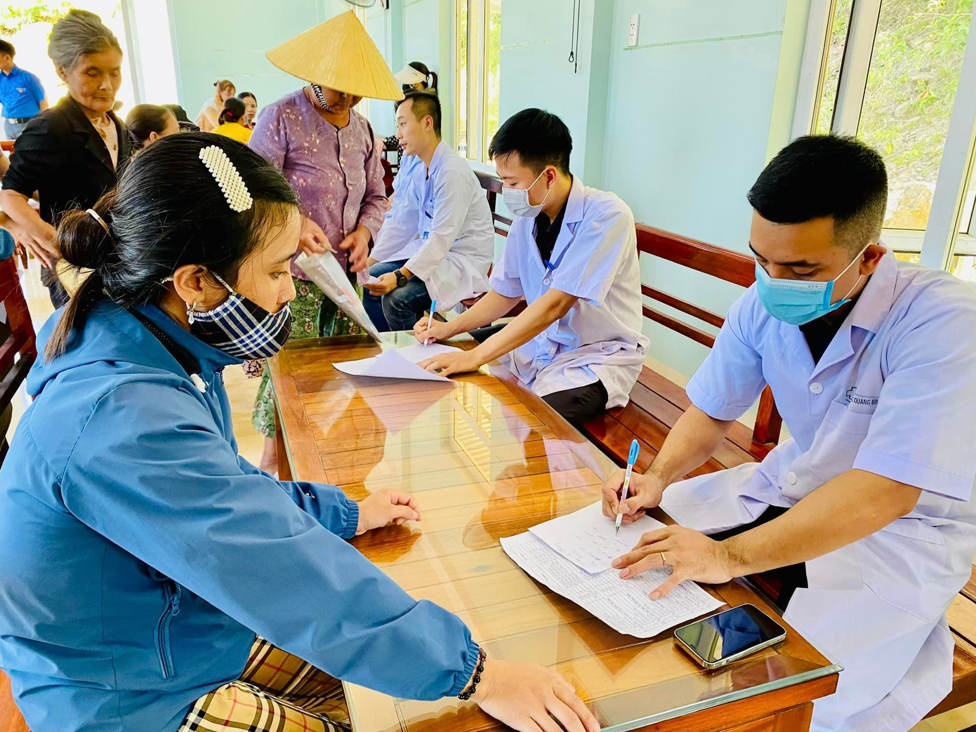 Hành trình thầy thuốc trẻ khám và tư vấn sức khoẻ cho người dân. Hành trình thầy thuốc trẻ khám và tư vấn sức khoẻ cho người dân.