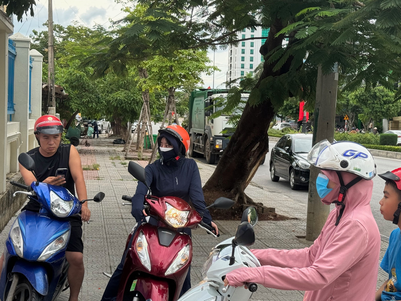 Cứ đúng giờ tan tầm của các cháu là xe rác lại tới xới xáo lấy rác, mùi xú uế tra tấn cô trò và cả phụ huynh.