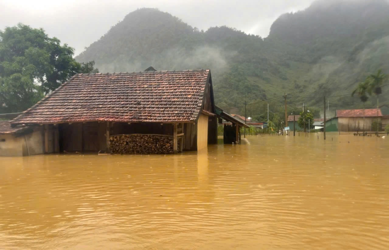 Nước lũ tràn về xã Tân Hoá gây ngập sâu từ 0,5-2m.