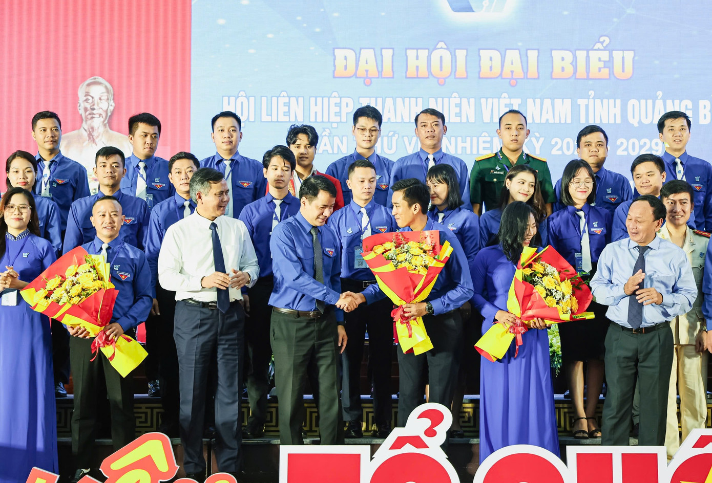 Bí thư T.Ư Đoàn Ngô Văn Cương tặng hoa chúc mừng đại hội. Bí thư T.Ư Đoàn Ngô Văn Cương tặng hoa chúc mừng đại hội.