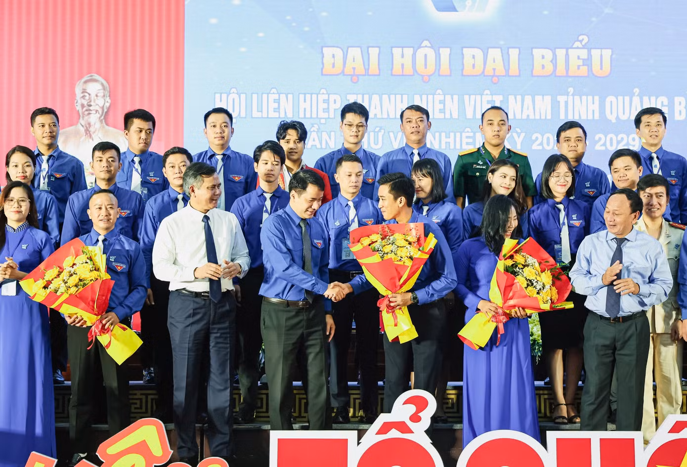 Bí thư T.Ư Đoàn Ngô Văn Cương tặng hoa chúc mừng đại hội. Bí thư T.Ư Đoàn Ngô Văn Cương tặng hoa chúc mừng đại hội.