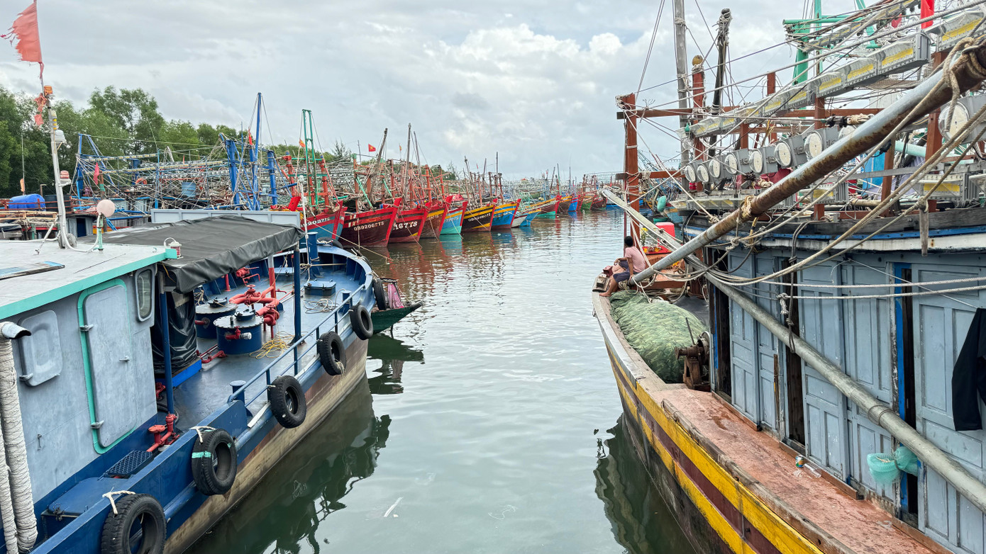 Tại âu thuyền cửa Gianh thuộc xã Thanh Trạch (Bố Trạch) hàng trăm tàu cá đã được hướng dẫn vào neo đậu ở vị trí an toàn. Đây là âu thuyền lớn nhất tỉnh Quảng Bình, không chỉ là nơi tránh trú bão cho tàu thuyền trong tỉnh Quảng Bình, còn có các tỉnh bạn đánh bắt trên vùng biển Quảng Bình.