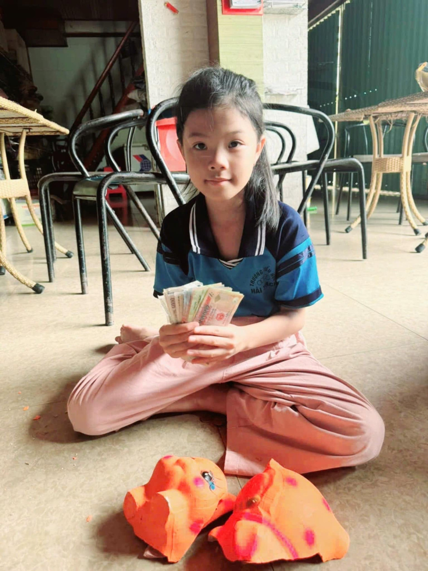 Lê Đan Ny cùng số tiền em đã đập heo đất để ủng hộ các bạn miền núi phía Bắc. Lê Đan Ny cùng số tiền em đã đập heo đất để ủng hộ các bạn miền núi phía Bắc.