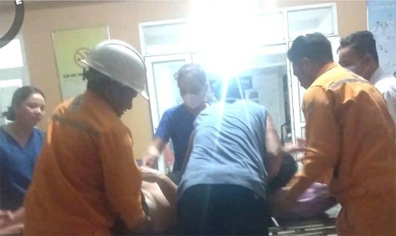 Nhóm anh Ninh hỗ trợ gia đình đưa bà Chiến đến cơ sở y tế để hồi sức cấp cứu.