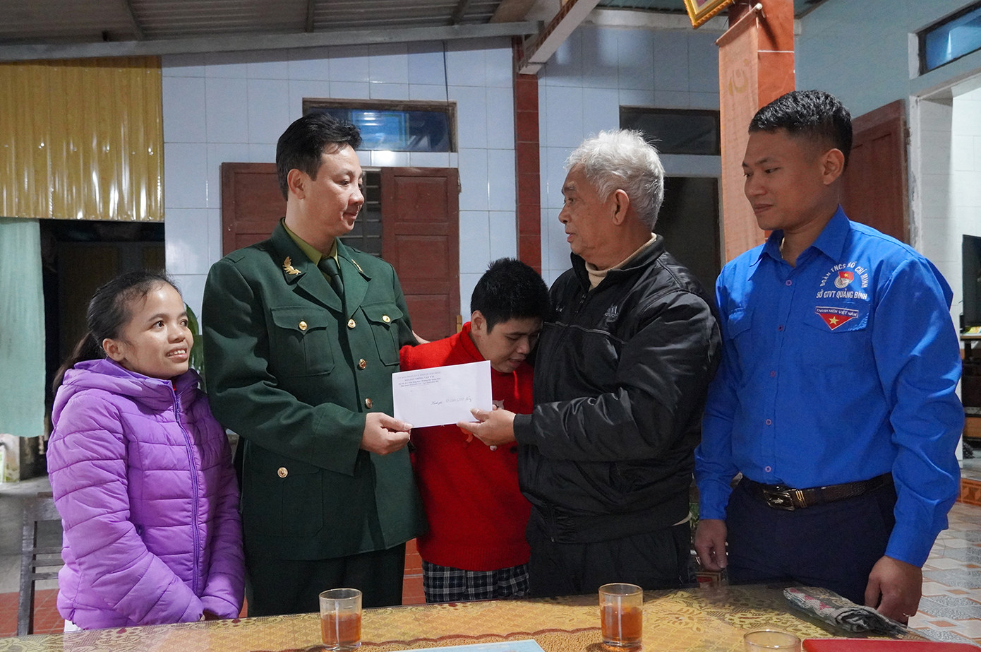 Ông Hoàng Đăng Cương trong một lần trao quà, thăm hỏi gia đình chính sách.