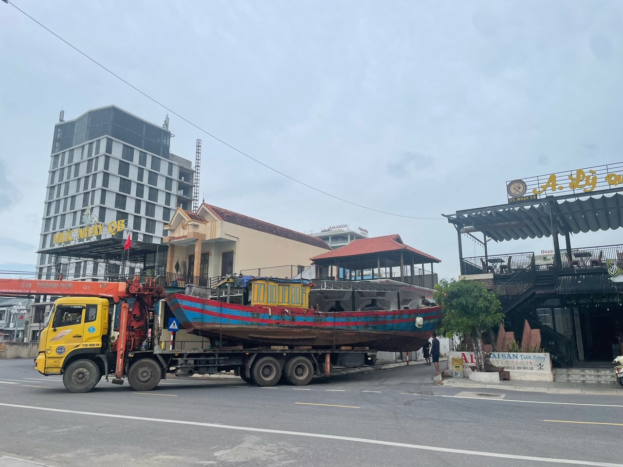 Ông Văn nói, cẩu tàu lên bờ là cách tránh bão tuyệt đối an toàn.