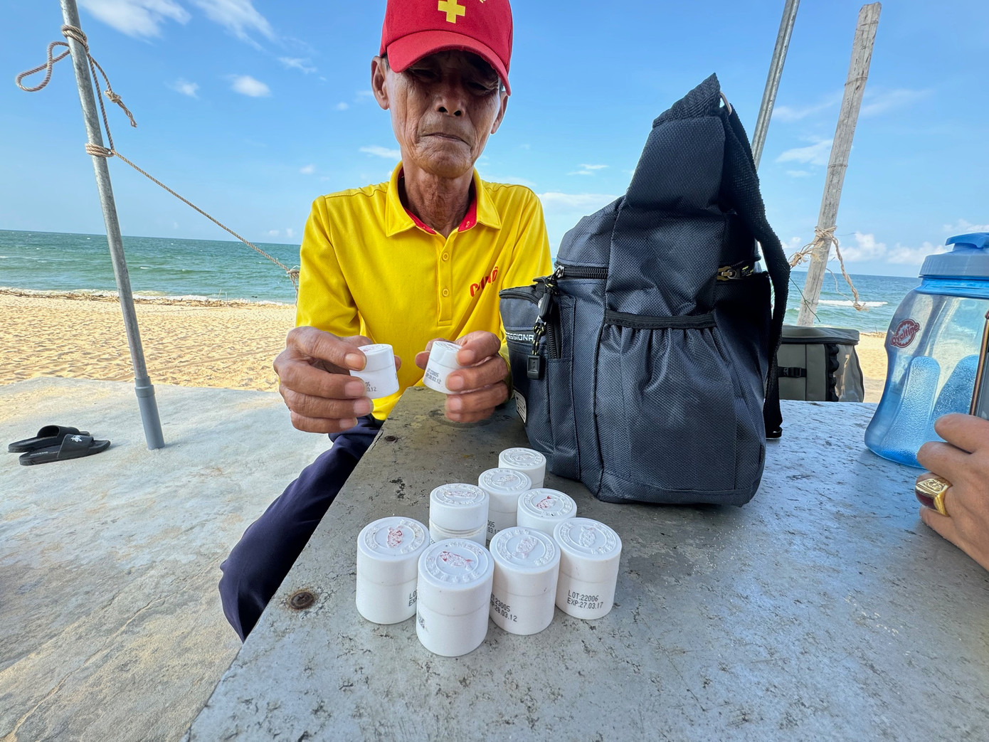 Ông Tư khoe là mình cũng nhặt được rất nhiều hộp thuốc An cung ngưu hoàng hoàn. Ông Tư khoe là mình cũng nhặt được rất nhiều hộp thuốc An cung ngưu hoàng hoàn.