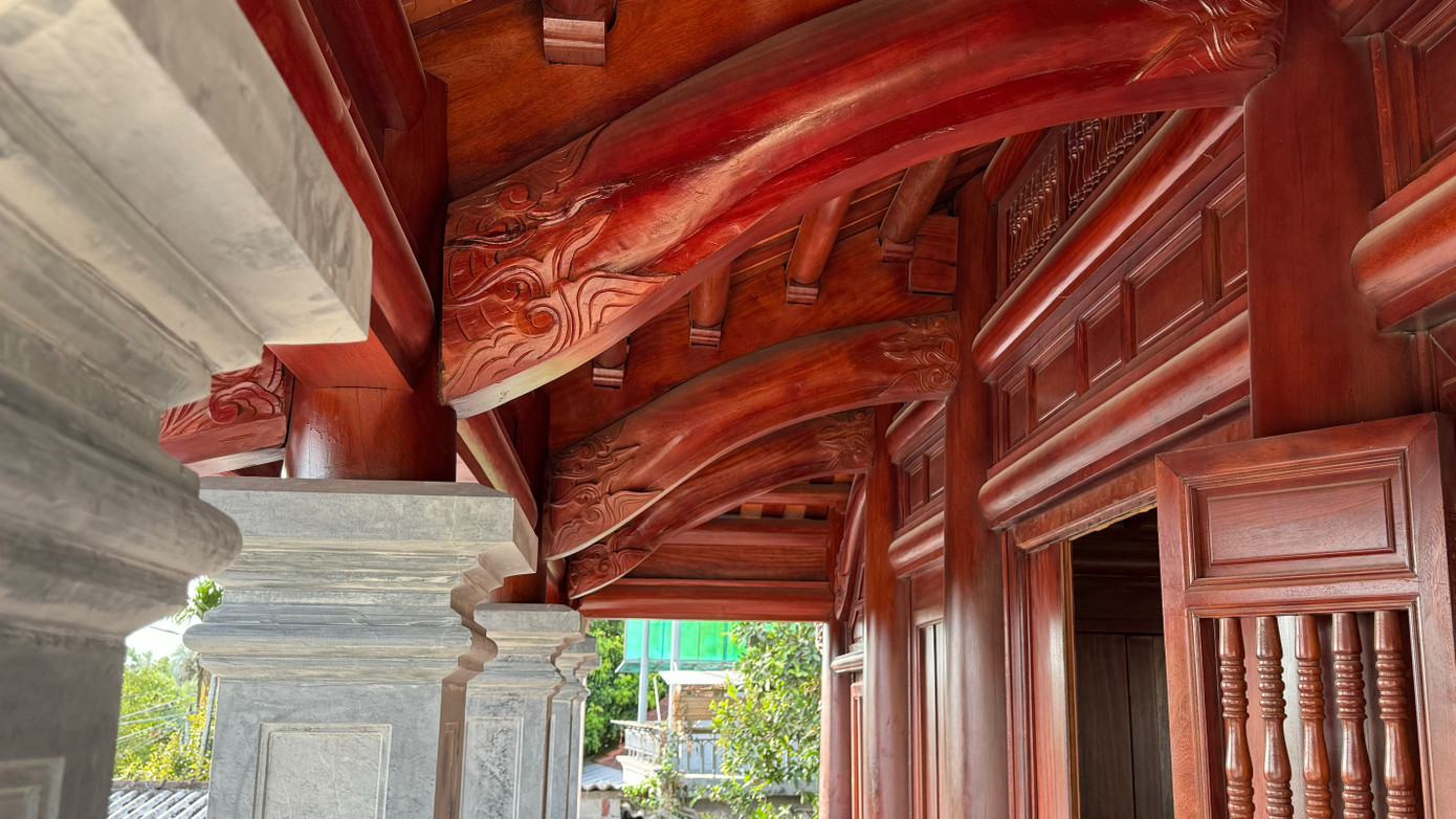 Tầng 2 có chức năng là không gian thờ cúng, tưởng niệm, nơi trưng bày, lưu giữ những hiện vật, kỷ vật gắn với cuộc đời Đại tướng.