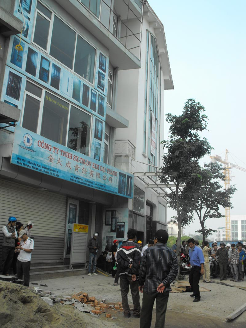 Vị trí xác nạn nhân nằm ngay trước cửa số nhà 