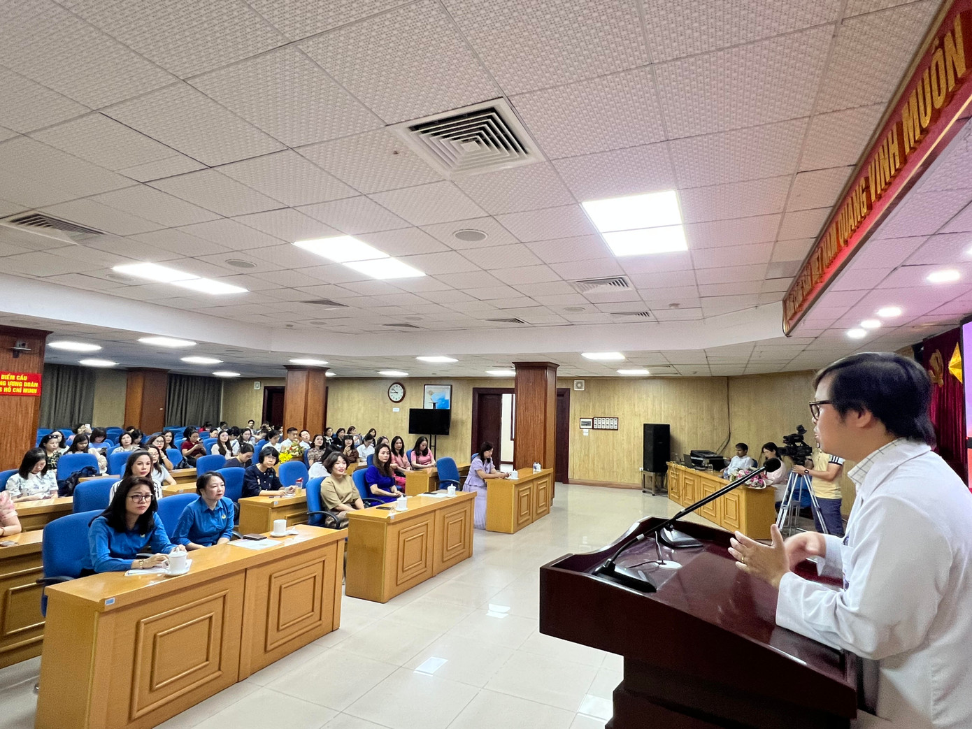 Bác sỹ chuyên khoa của Bệnh viện K Trung ương tư vấn cho cán bộ nữ sáng 18/10. Ảnh: Minh Tuấn