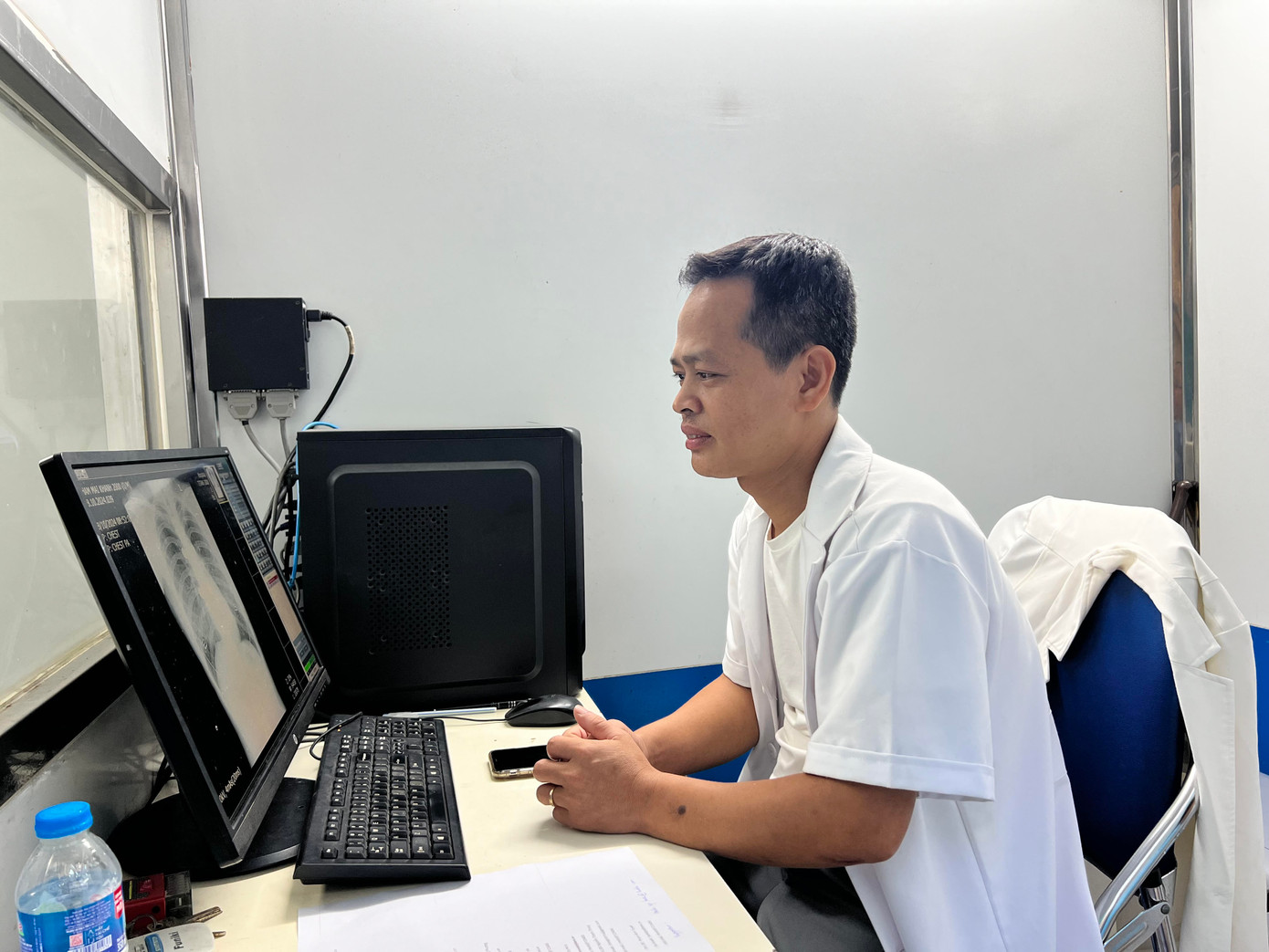 Bác sỹ chuyên khoa của Bệnh viện K Trung ương khám sức khỏe cho cán bộ nữ sáng 18/10