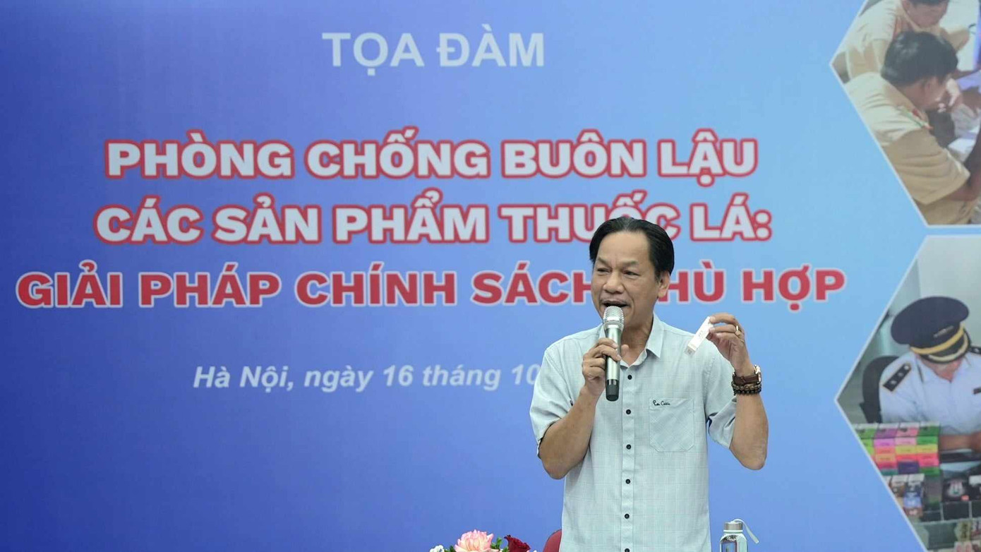 Nhà báo Lê Minh Toản - Phó Tổng Biên tập Báo Tiền Phong - phát biểu khai mạc tọa đàm. Ảnh: Mạnh Thắng.